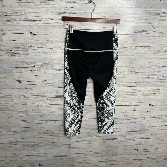 Victoria’s secret vsx knock out black white capri athletic leggings size small - Picture 8 of 8